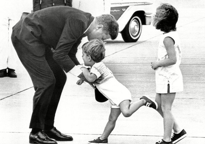 Caroline Kennedy (phải) là người con duy nhất còn sống của cố Tổng thống John F. Kennedy. Hiện bà là đại sứ Mỹ tại Nhật Bản.