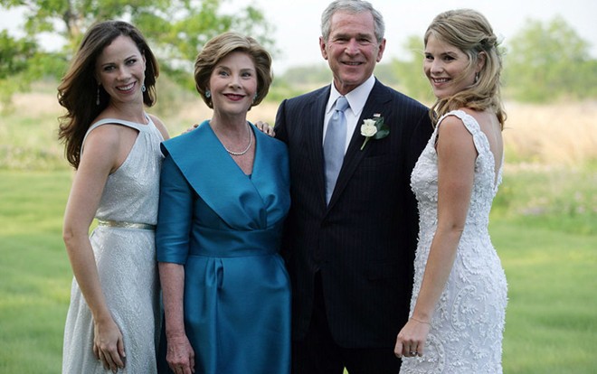 Hai con sinh đôi của cựu Tổng thống Geogre W.Bush (nhiệm kỳ 2001 - 2009) và phu nhân Laura là Barbara Bush (trái) cùng Jenna Bush (sinh ngày 25/11/1981). Hai chị em cũng là cặp con song sinh đầu tiên của tổng thống Mỹ.