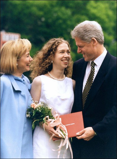 Chelsea Clinton (sinh ngày 27/2/1980) là con gái duy nhất của Tổng thống Bill Clinton (nhiệm kỳ 1993 - 2001) với phu nhân Hillary Clinton. Tấm hình chụp vào ngày lễ tốt nghiệp phổ thông của Chelsea.