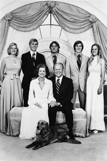 Tổng thống Gerald Ford (nhiệm kỳ 1974 - 1977) và gia đình tại Nhà Trắng. Tổng thống và phu nhân ngồi ở ghế. Đằng sau ông là các con (từ trái qua): Susan, Steve, Jack, Mike và con dâu Gail.