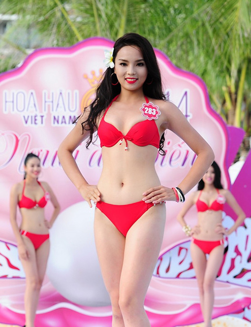 Phần thi áo tắm ngoài trời trước đó, cô đã được dự báo cho Top 5 cùng với Phạm Hương, Diễm Trang, Diễm Quỳnh nhờ thân hình siêu nóng bỏng.