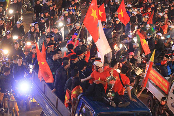 Chiếc cúp tượng trưng của người hâm mộ hi vọng Đội tuyến Quốc gia Việt Nam  sẽ vô địch trong giải thi đấu năm nay.