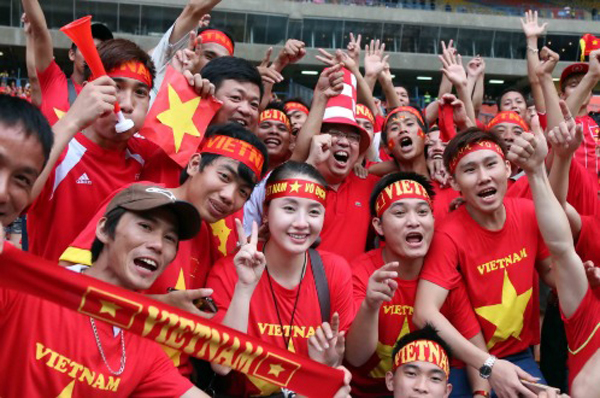 CĐV Việt Nam tại Malaysia cũng nức lòng trước chiến thắng của tuyển Việt Nam.