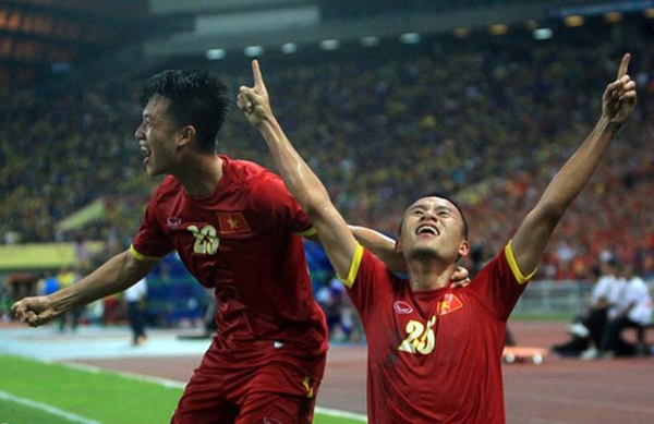 Mặc dù bị dẫn trước 1-0, nhưng nỗ lực của đội tuyển Việt Nam đã được đền đáp ở phút 34, khi Huy Hoàn đệm lòng chính xác gỡ hòa 1-1.