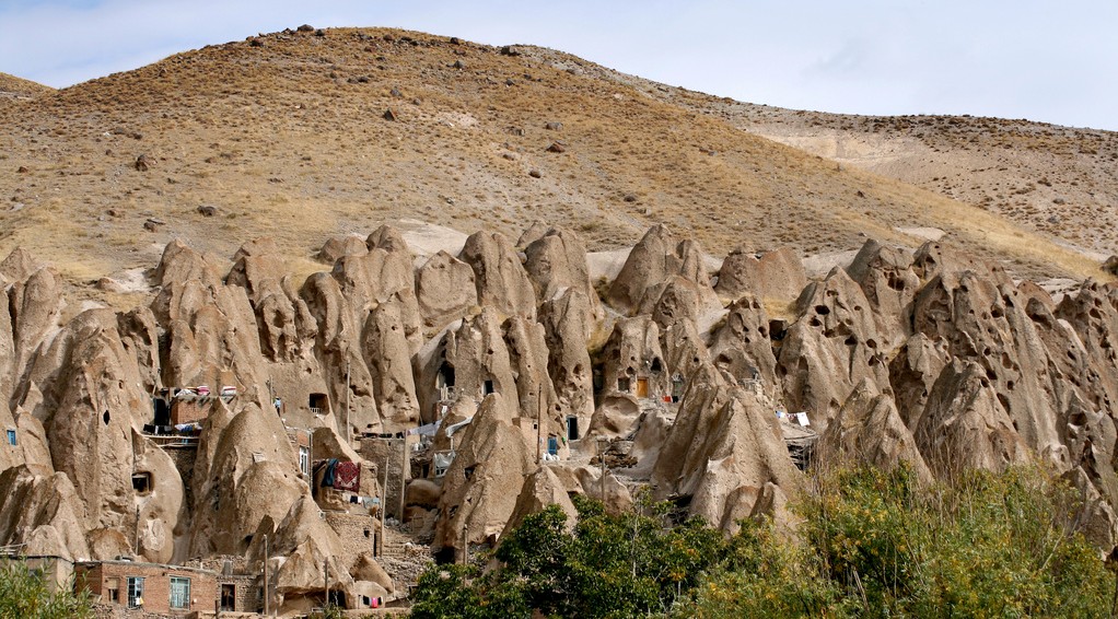 Đó là ngôi làng Kandovan nằm ở phía tây nam, cách thành phố Tabriz khoảng 60 km, thuộc tỉnh Đông Azerbaijan của Iran.
