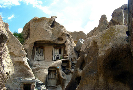 Nhìn từ xa, Kandovan gồm nhiều ngôi nhà được đục trong vách đá hình nón với những chỏm nhọn nhấp nhô.