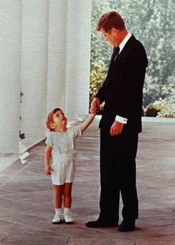 Tổng thống Kennedy nắm tay con trai John Jr.tại Nhà Trắng vào khoảng năm 1963.