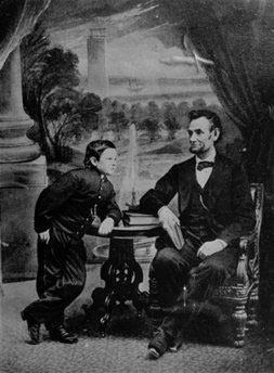 Tổng thống Abraham Lincoln cùng con trai Tad. Tad là một cậu bé hiếu động, tinh nghịch. Khi sống trong Nhà Trắng, có lần cậu đã buộc hai con dê vào một chiếc ghế và “phi” tới phòng khách, nơi mẹ cậu đang tiếp khách.