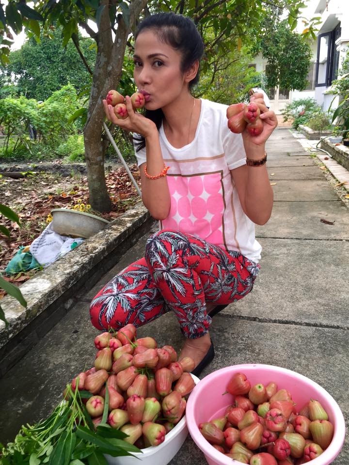 Ngọc Trinh khoe về nhà ở Bình Dương thu hoạch hoa quả trong vườn nhà.