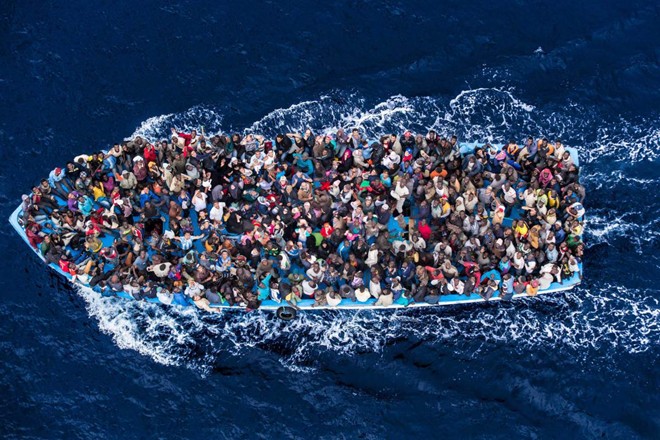 Chiếc thuyền chở người nhập cư từ châu Phi tìm cách tới Italy để vào châu Âu.