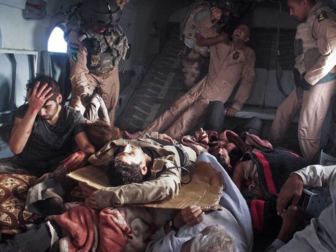 Trực thăng của quân đội Iraq giải cứu tộc người bị thảm sát trên núi Sinja hôm 12/8.