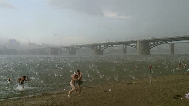 Người tắm biển vội vã tháo chạy trận mưa đá nguy hiểm ở Novosibirsk, Nga.