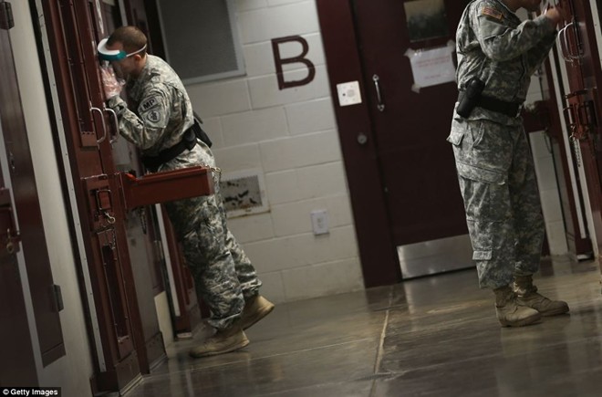 Sĩ quan quân đội Mỹ kiểm tra tù nhân tại trại giam V. Trại V và trại VI là nơi hầu hết các tù nhân bị giam giữ.