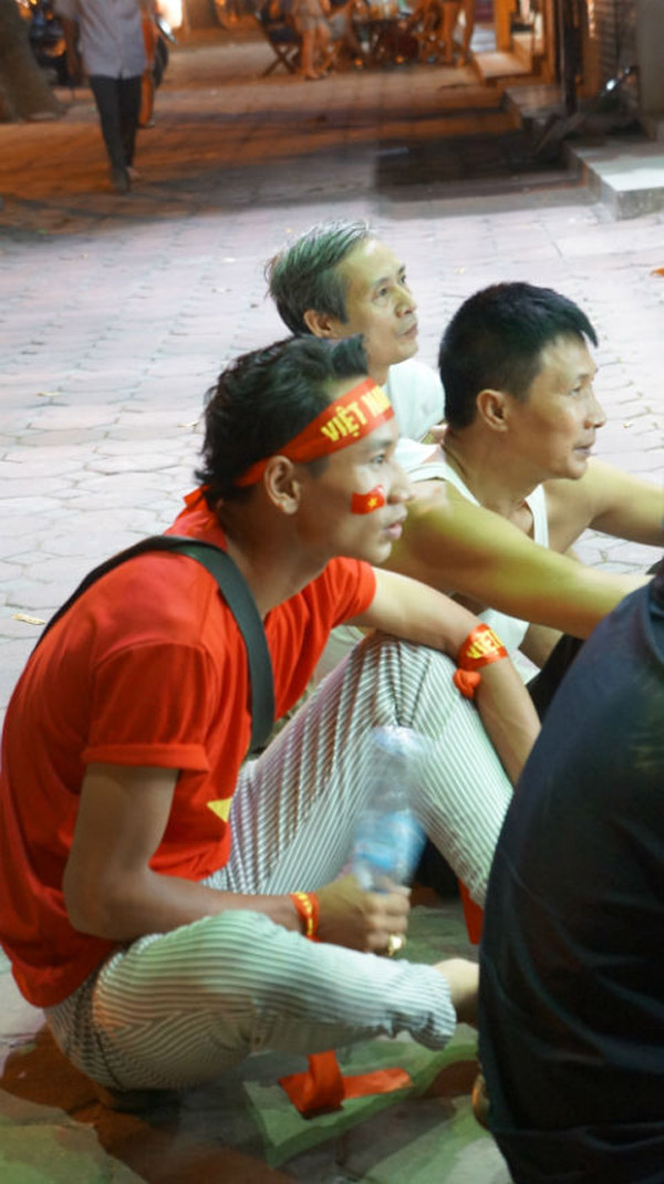 Fans cuồng ngồi bệt vỉa hè cổ vũ đội tuyển Việt Nam.