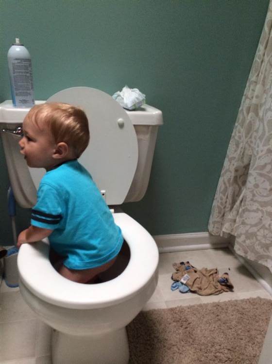 Thất bại khi dạy bé đi vệ sinh. Mới đầu việc đi bô với bé không hề dễ dàng.