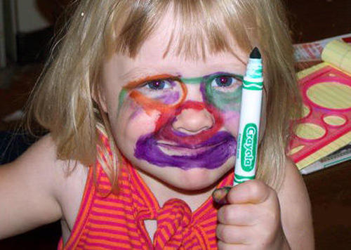 Trẻ con luôn thích màu vẽ. Chỉ cần có cây bút màu là chúng có thể thỏa sức sáng tạo.
