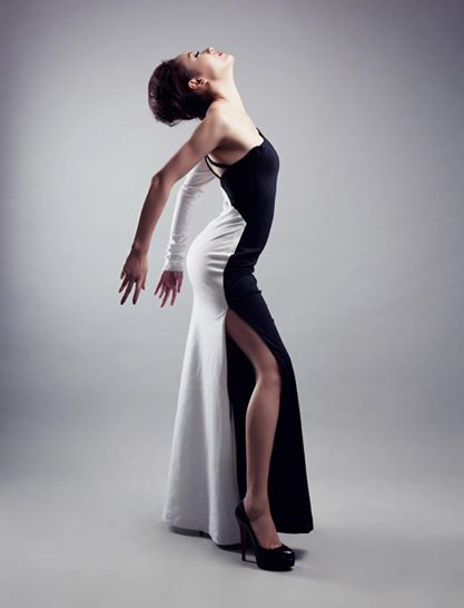 Một thiết kế đen-trắng cúp ngực và xẻ hông đầy sống động của Phương Linh.