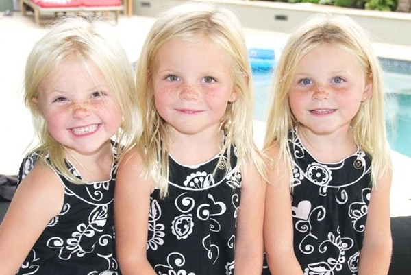 Còn 3 chị em sinh 3 này lại giống nhau đến từng vết nám trên mặt lẫn những bộ váy áo các em đang mặc.