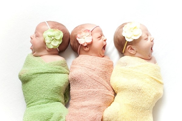 Ở những góc chụp khác, đến những cái ngáp dài của các bé sinh 3 cũng giống nhau đến lạ.