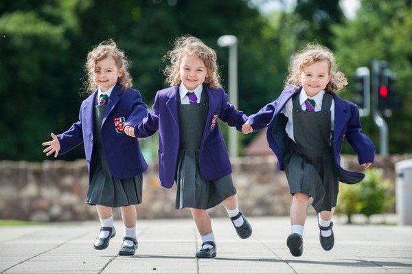 Bộ đồng phục học sinh càng làm cho 3 cô bé sinh ba này trở nên đáng yêu hơn bao giờ hết.