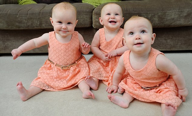 Vẻ đẹp tựa thiên thần của những em bé sinh ba càng trở nên lung linh hơn khi các bé khoác lên mình trang phục đồng màu và những biểu cảm đáng yêu.