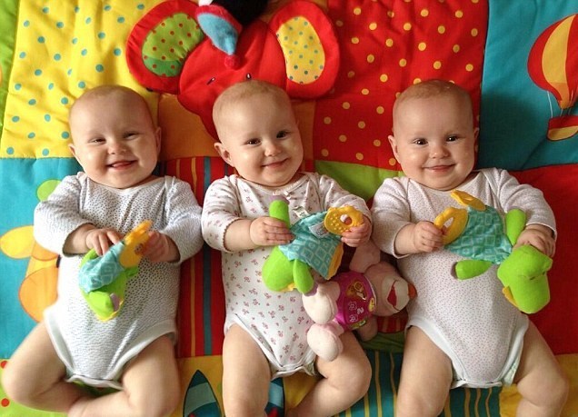 Những em bé sinh 3 này trông thật ngộ nghĩnh và đáng yêu.