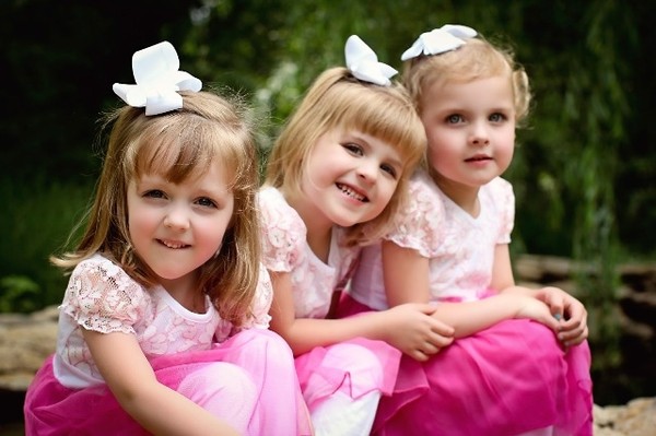 Ba cô bé dễ thương này trở nên xinh đẹp hơn trong những bộ váy hồng và nơ trắng như công chúa.