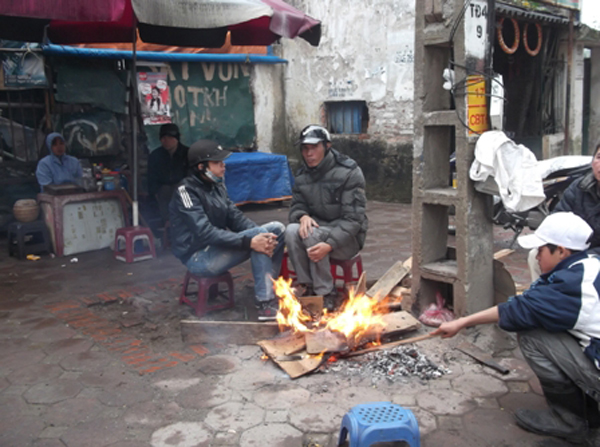 Quây quần bên đống lửa nói chuyện khiến người Hà Nội như xích lại gần nhau hơn giữa ngày đông giá rét.
