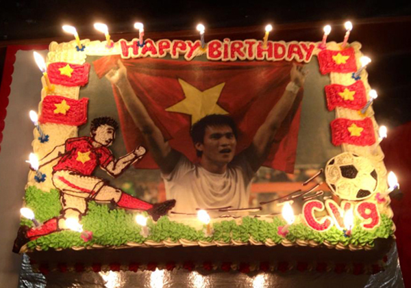 Bánh sinh nhật đội tuyển Việt Nam chuẩn bị để chúc mừng sinh nhật Công Vinh.