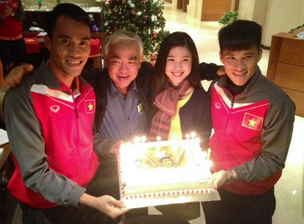 Công Vinh nhận quà sinh nhật từ chủ tịch VFF Lê Hùng Dũng và con gái. Chúc mừng anh còn có cả trung vệ Lê Phước Tứ.