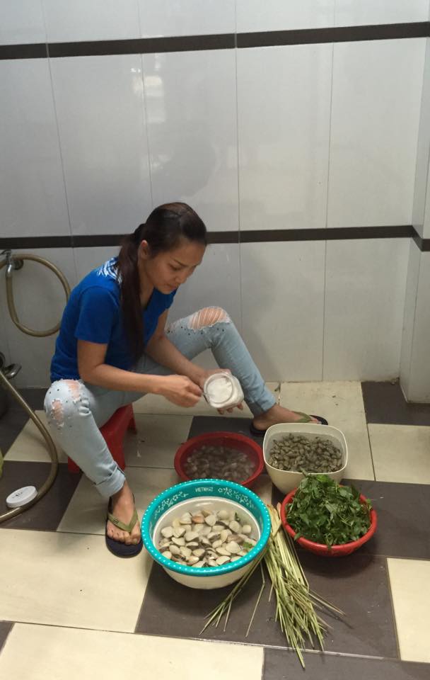 Hồng Ngọc về Việt Nam, cô đang chuẩn bị nấu cơm cho cả nhà.