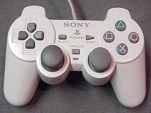 Máy chơi game PlayStation. Với hơn 300 triệu máy được bán ra, PlayStation trở thành máy điều khiển trò chơi phổ biến nhất của mọi thời đại.