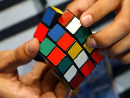 Khối vuông Rubik. Là một trong những trò chơi thách thức trí thông minh con người, có thể nói khối vuông Rubik chính là đại diện tiêu biểu cho những món đồ chơi đại chúng nhất với hơn 350 triệu sản phẩm được bán ra.