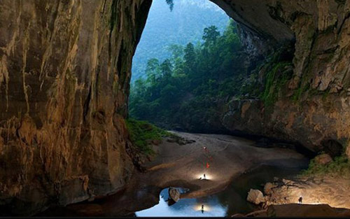 Hang động Sơn Đoong, Việt Nam. Tọa lạc ở tỉnh Quảng Bình của Việt Nam, Sơn Đoòng là hang động lớn nhất thế giới. Những người khám phá ra nó cảm thấy mình thật bé nhỏ trước thiên nhiên kỳ thú.