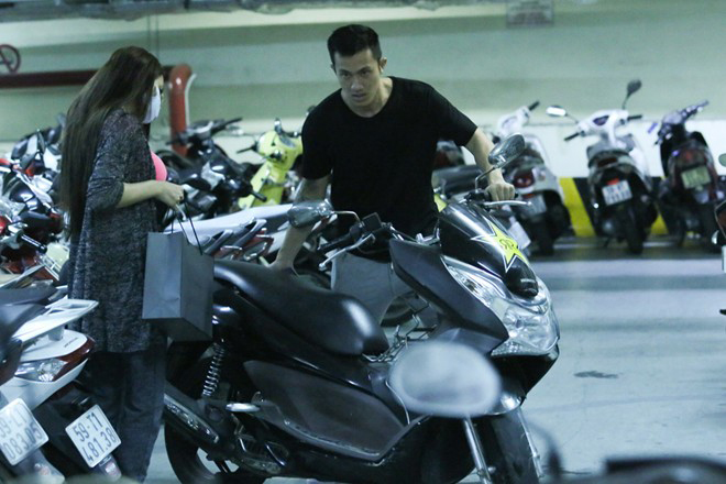 Chàng Việt kiều đưa người yêu đi mua đồ bằng xe mô tô. Cả hai diện độ đôi đầy hạnh phúc.