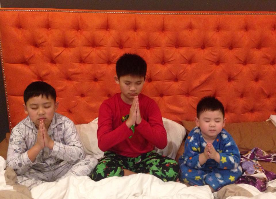 Vợ cũ của Bằng Kiều khoe ảnh 3 con trai trước giờ đi ngủ: '3 anh em cầu nguyện trước khi đi ngủ xin ông già Noel đừng cho chúng con quần áo năm nay mà hãy cho chúng con đồ chơi :)))