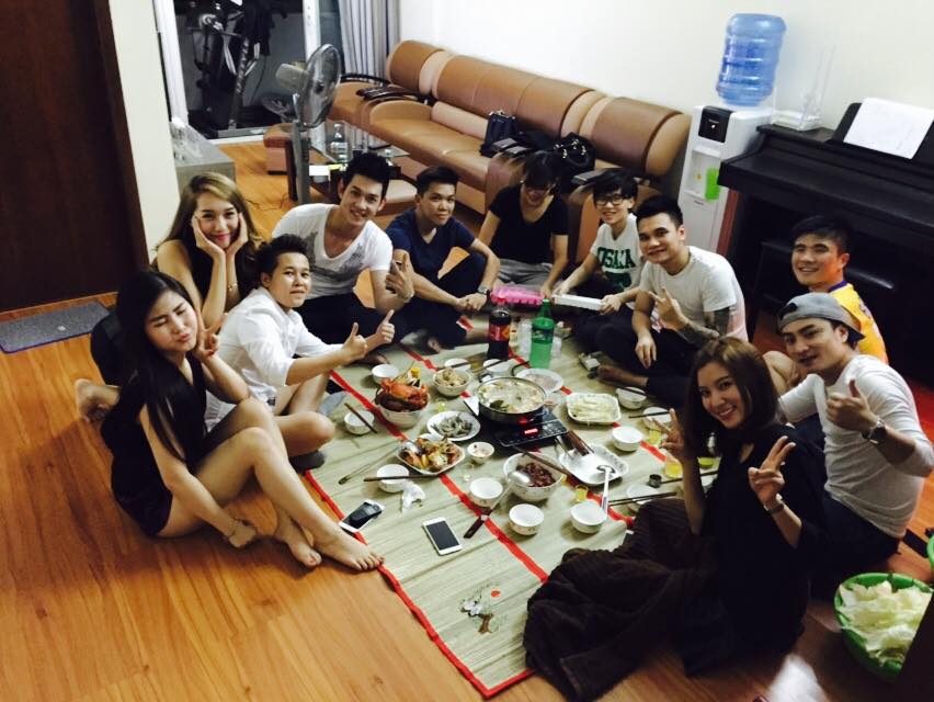 Khắc Việt mở tiệc mừng ở nhà với bạn bè và mừng Hương Tràm từ Mỹ về sau chuyến lưu diễn.