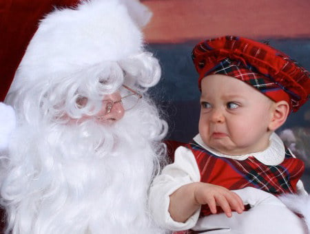 Có một thực tế là ông già Noel không chỉ mang niềm vui và những món quà đến cho trẻ con, bên cạnh đó, đối với một số bé lần đầu được nhìn thấy còn là cả một nỗi khiếp sợ.
