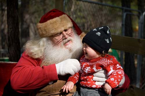 Giáng sinh đầu tiên trong đời của em bé đáng yêu này là khóc mếu máo khi nhìn ông già Noel.