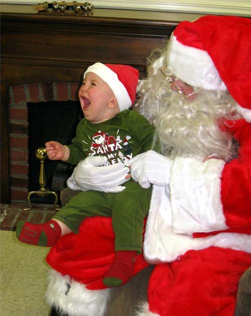 Em bé này chắc sẽ không dừng gào thét cho đến khi được ra khỏi vòng tay của ông già Noel.