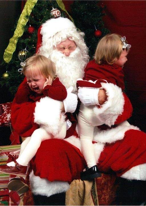 Tiếng hét sợ hãi của hai cô bé sinh đôi này khiến ông già Noel cũng... thủng màng nhĩ.