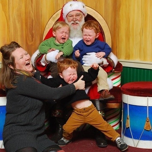 3 đứa trẻ đang thể hiện sự bất hợp tác, còn mẹ và ông già Santa lại đang rất vui mừng.