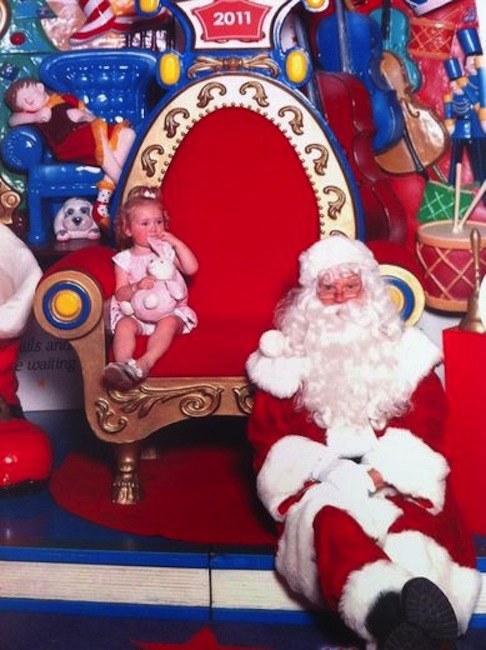 Còn cô bé này chỉ đồng ý chụp ảnh khi ông già Noel ngồi cách xa một khoảng nhất định.