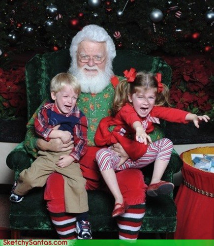 Ông già Noel không chỉ đem đến tiếng cười cho trẻ nhỏ mà còn mang đến cả những... tiếng khóc vô cùng dễ thương của trẻ.