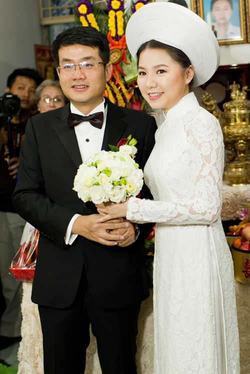 Cô dâu Ngô Quỳnh Anh - cựu thành viên nhóm Mắt ngọc - chọn áo dài cho lễ cưới ở chùa và lễ đón dâu. Tà áo dài trắng mang đến cho cô vẻ đẹp trắng trong, dịu dàng.