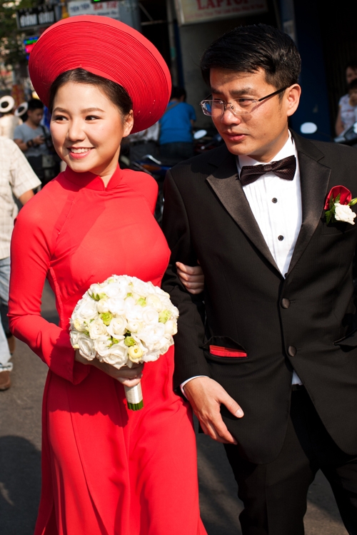 Trong khi đó, chiếc áo dài lụa đỏ trơn biến Quỳnh Anh thành cô dâu Nam bộ ngọt ngào.