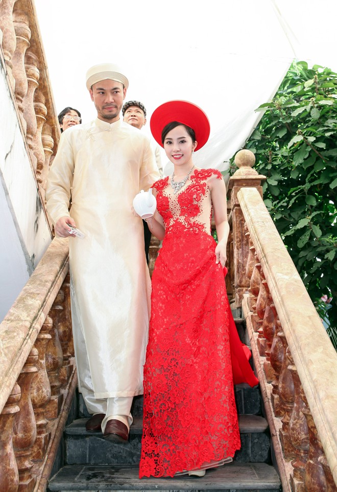 Cô dâu Quỳnh Nga hiền thục, yểu điệu và gợi cảm trong tà áo dài đỏ đáp ren trong suốt.