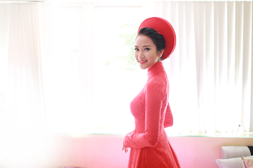 Cô dâu 9x của nam ca sĩ Lam Trường khoe trọn vẹn vẻ đẹp kiêu sa và tinh khôi trong chiếc áo dài  lụa đỏ không họa tiết.