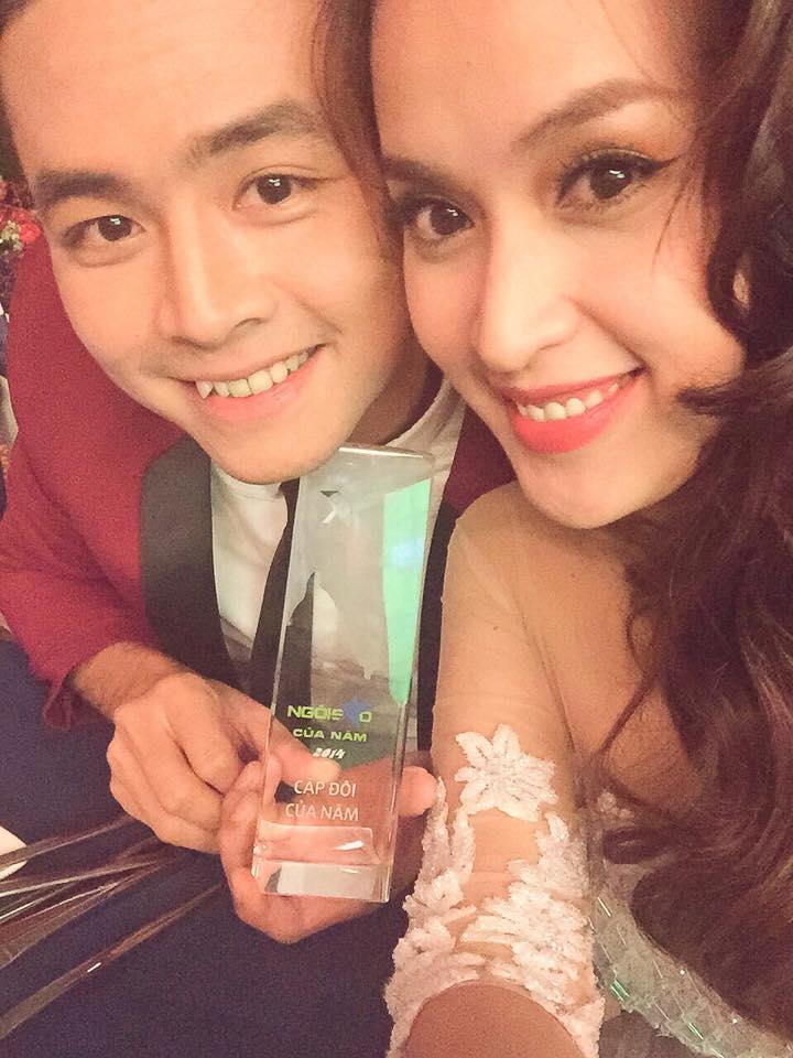Tú Vi và Văn Anh vui vì nhận được giải thưởng Cặp đôi của năm do báo Ngôi sao tổ chức thường niên.