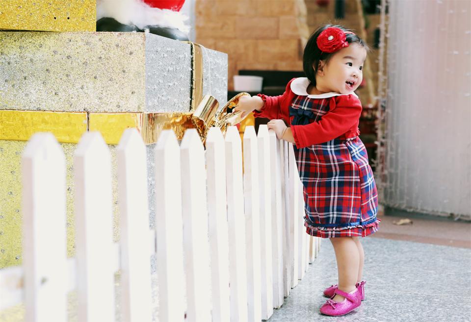 Bé Thỏ được mẹ diện đồ sành điệu với gam màu đỏ rực rỡ đi chơi Giáng sinh sớm.